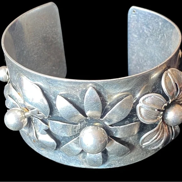 Vintage Floral Silver Toned Cuff Bracelet - Picture 9 of 13